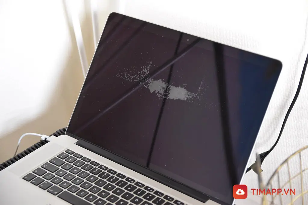 Có nên dán màn hình MacBook?