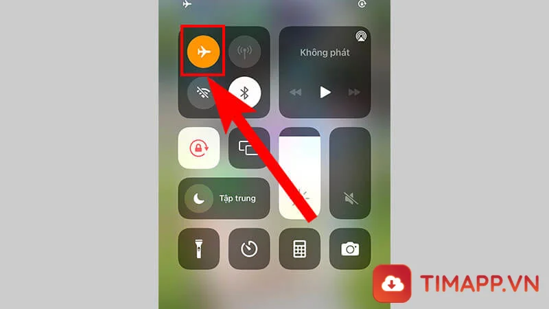 Bật/tắt chế độ máy bay để sửa lỗi  máy iPhone không nhận Sim