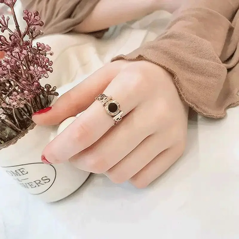 Nữ đeo nhẫn ngón trỏ